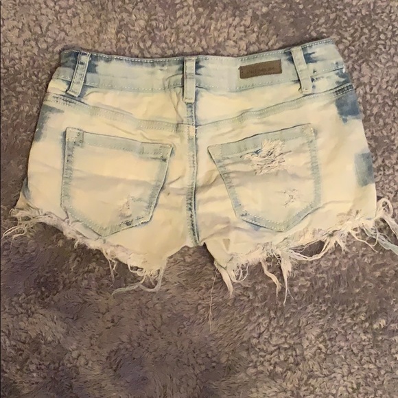 ‼️No Longer Available‼️ Women’s shorts.  Size one. - Picture 2 of 3
